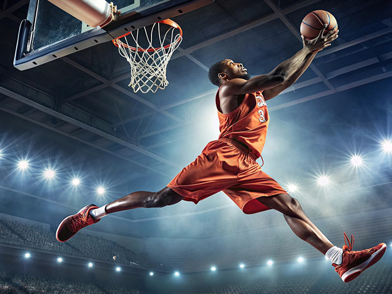 湖人不敌马刺，季中赛被淘汰，詹姆斯空砍19+15+8！